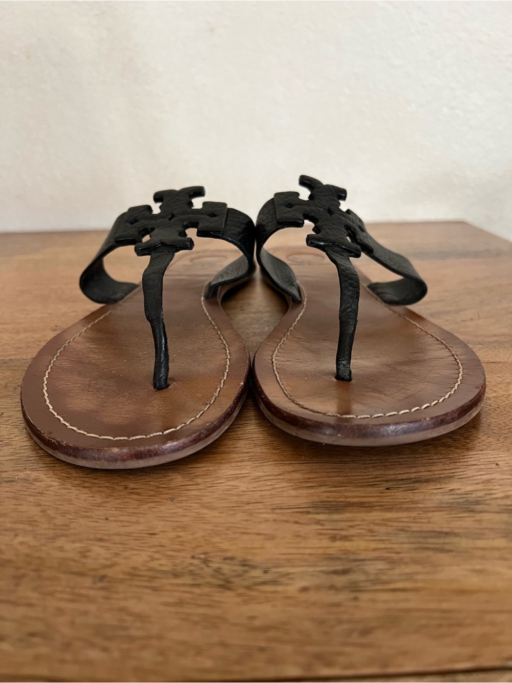 Tory Burch Black Leather Logo Thong Sandals with Brown Footbed - Picture 3 of 11